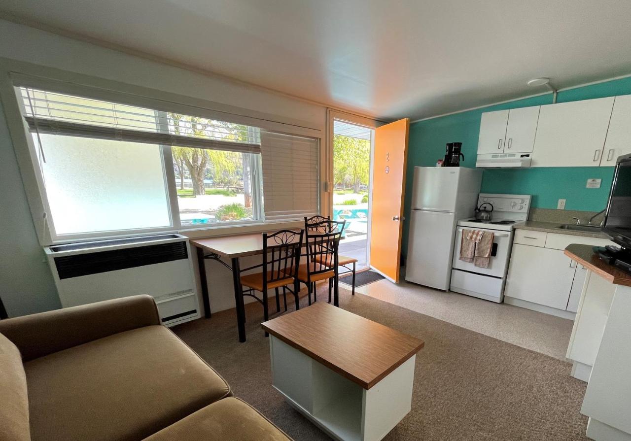 Holiday Beach Resort Motel Okanagan Falls Kültér fotó