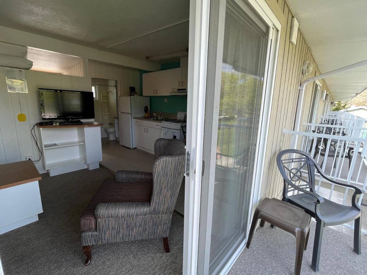 Holiday Beach Resort Motel Okanagan Falls Kültér fotó