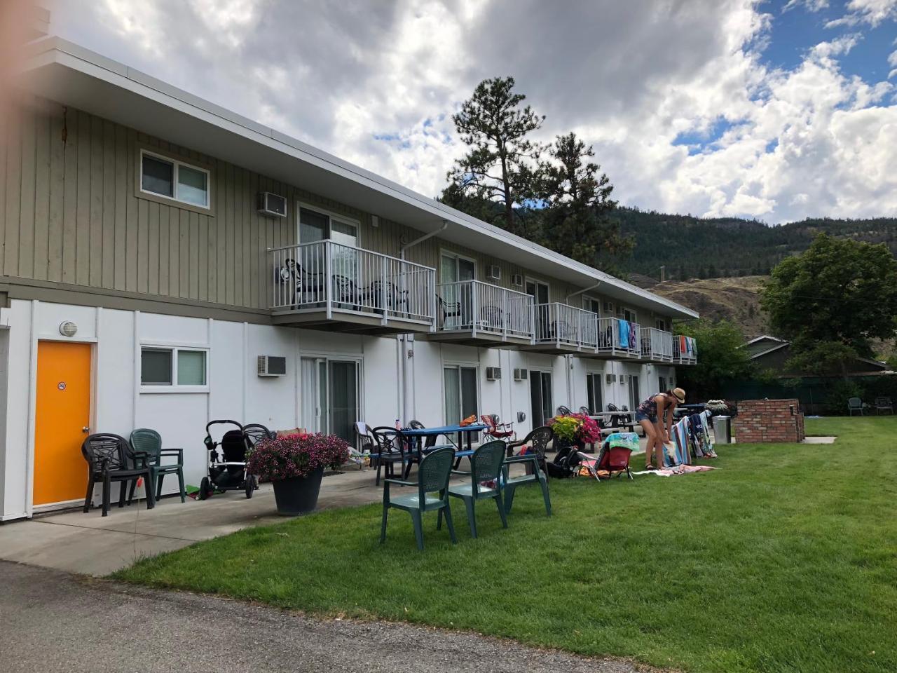Holiday Beach Resort Motel Okanagan Falls Kültér fotó