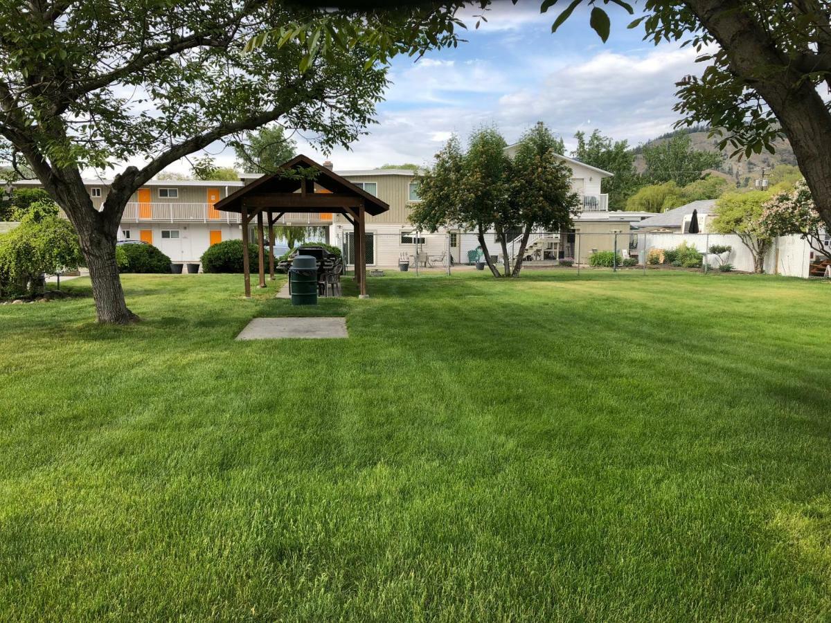Holiday Beach Resort Motel Okanagan Falls Kültér fotó