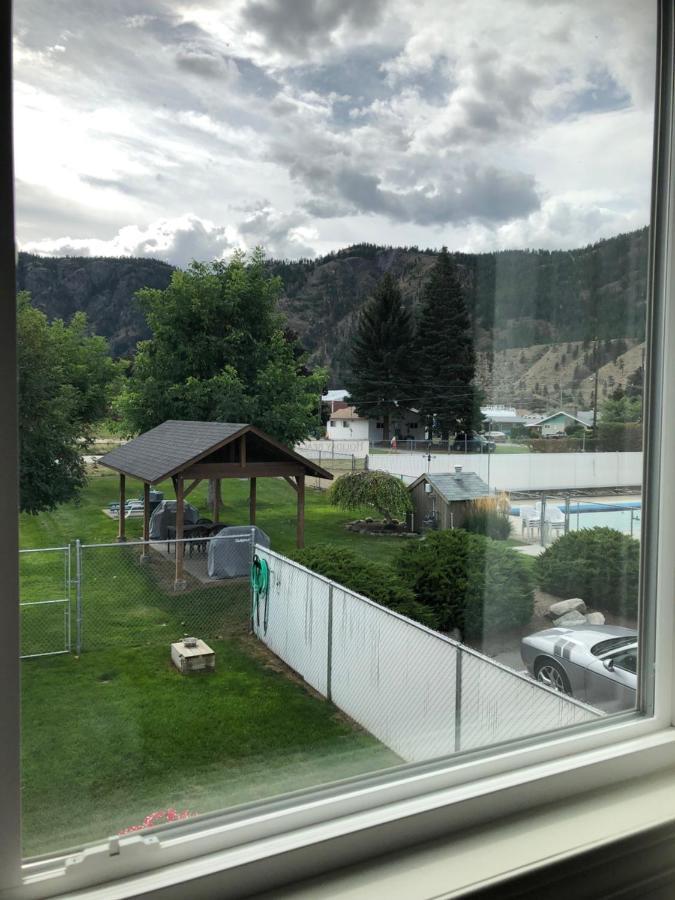 Holiday Beach Resort Motel Okanagan Falls Kültér fotó