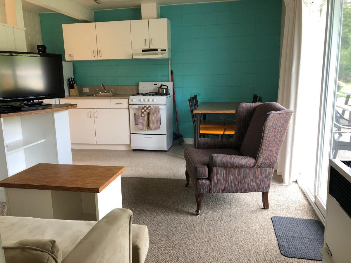 Holiday Beach Resort Motel Okanagan Falls Kültér fotó