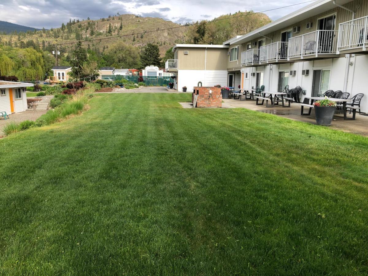 Holiday Beach Resort Motel Okanagan Falls Kültér fotó